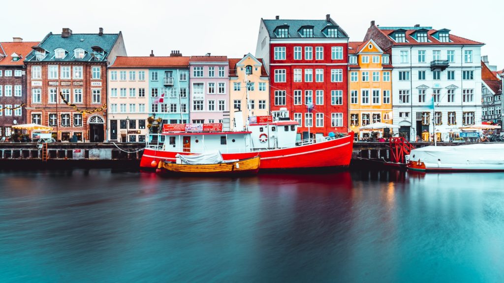 Denmark_Canal_Colorful_Buildings_Boat