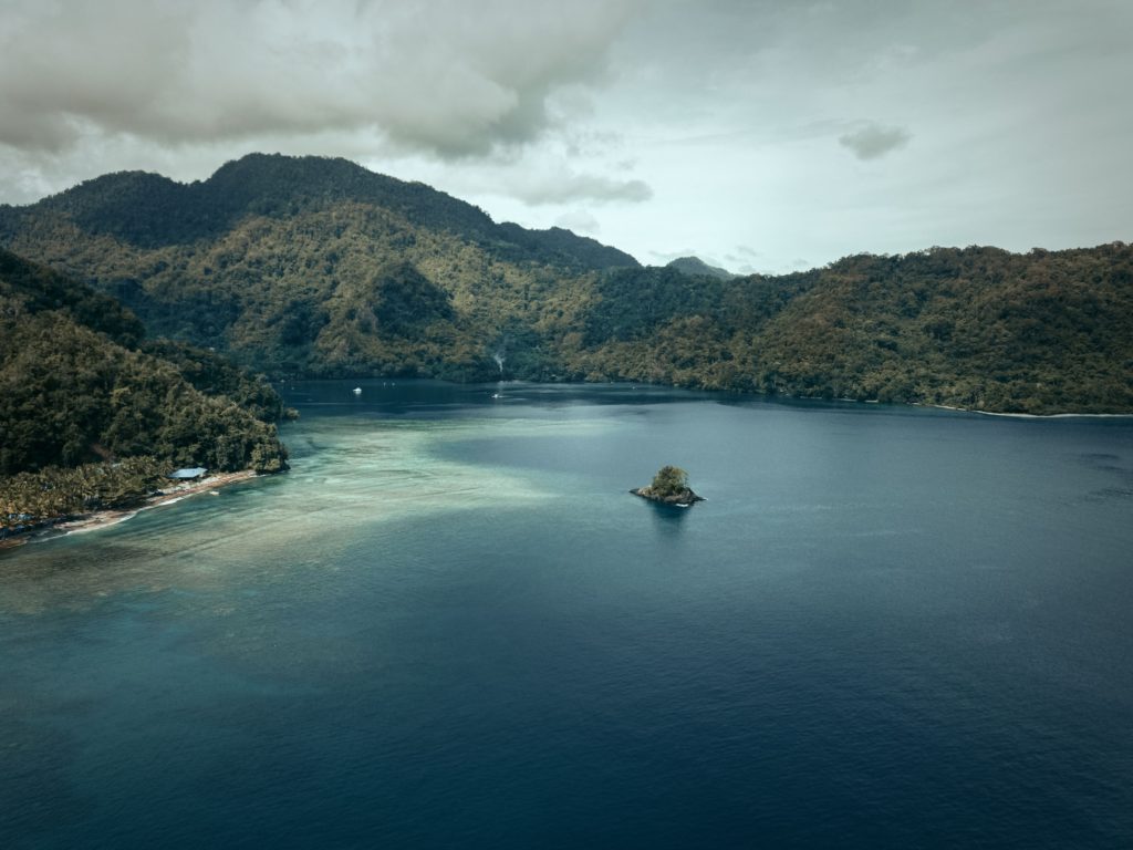 Guinea_Mountain_Lake_Boat