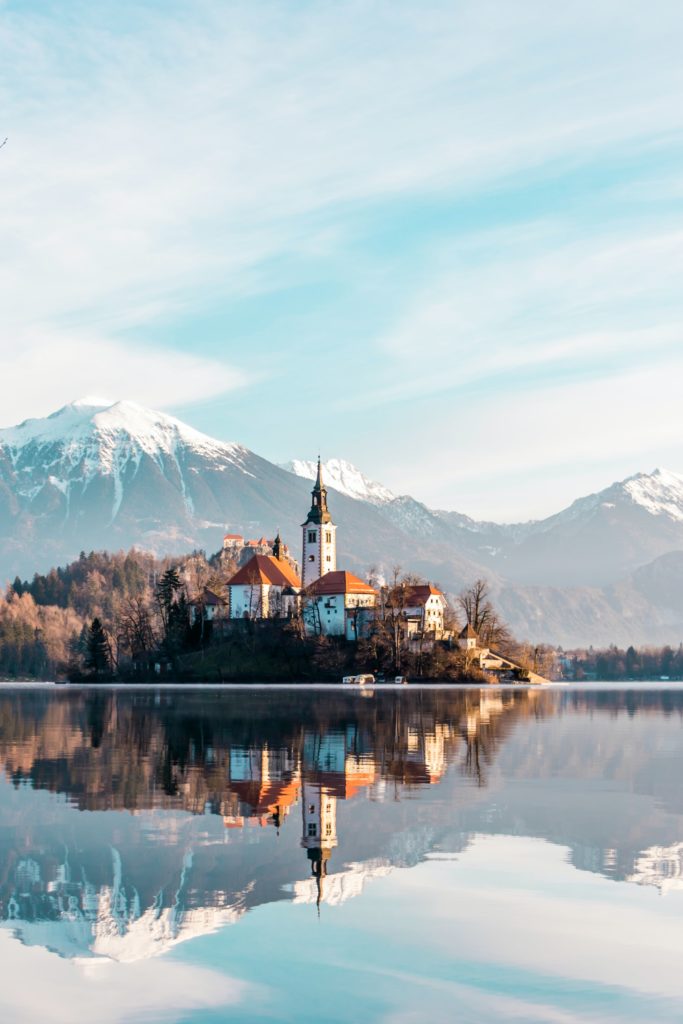 Slovenia_lake_mountain_house