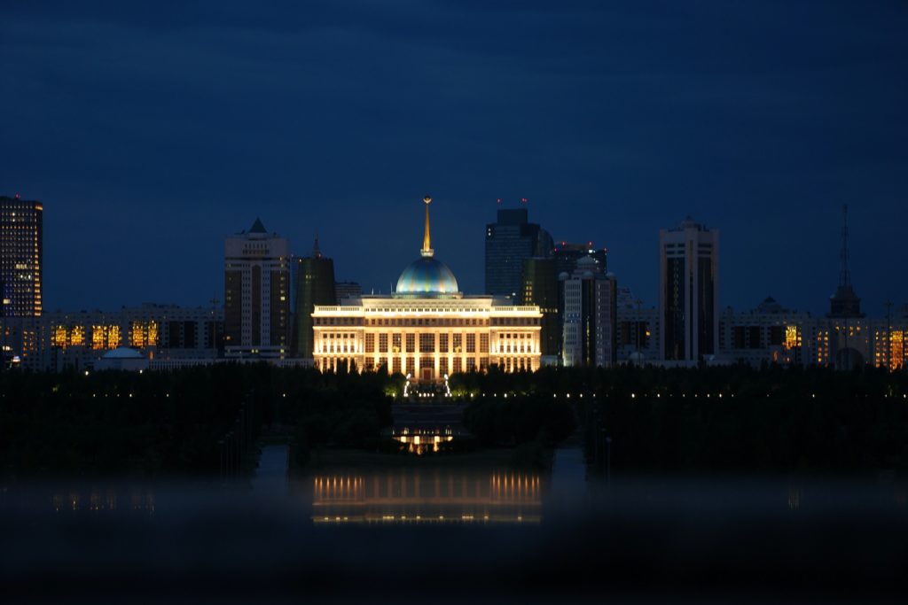 Kazakhstan_monumental_building_nightview