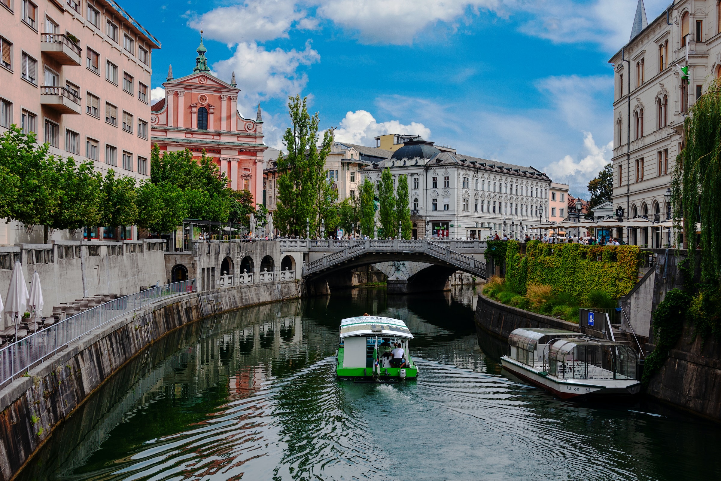 Slovenia_Ljubljana_canalview_gondola